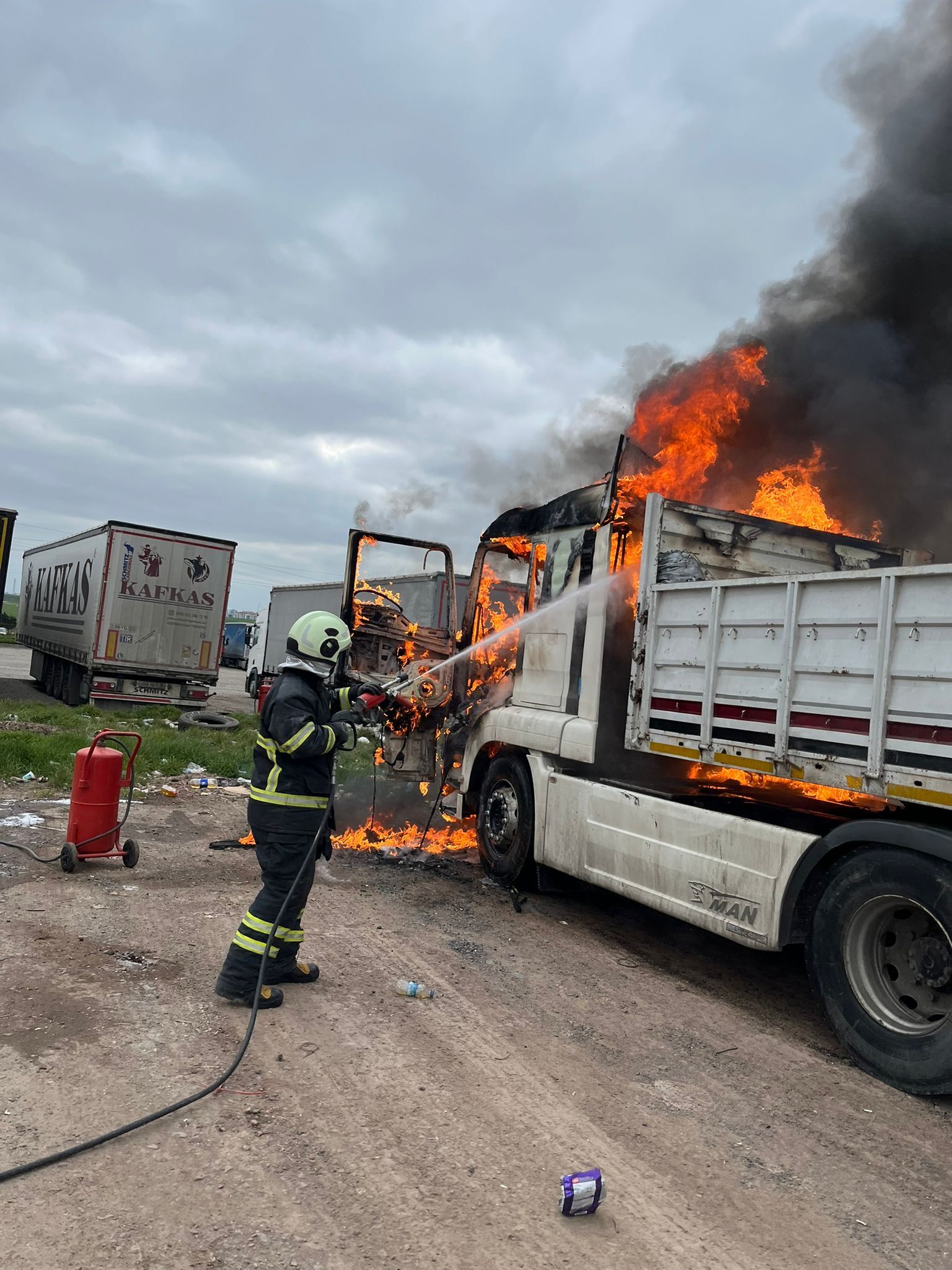 Tır Alev Aldı! Uyuyan Şoför Yanmaktan Son Anda Kurtuldu (2)