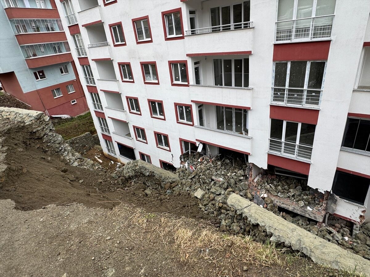 Trabzon'da Istinat Duvarı 9 Katlı Binaya Çöktü (2)