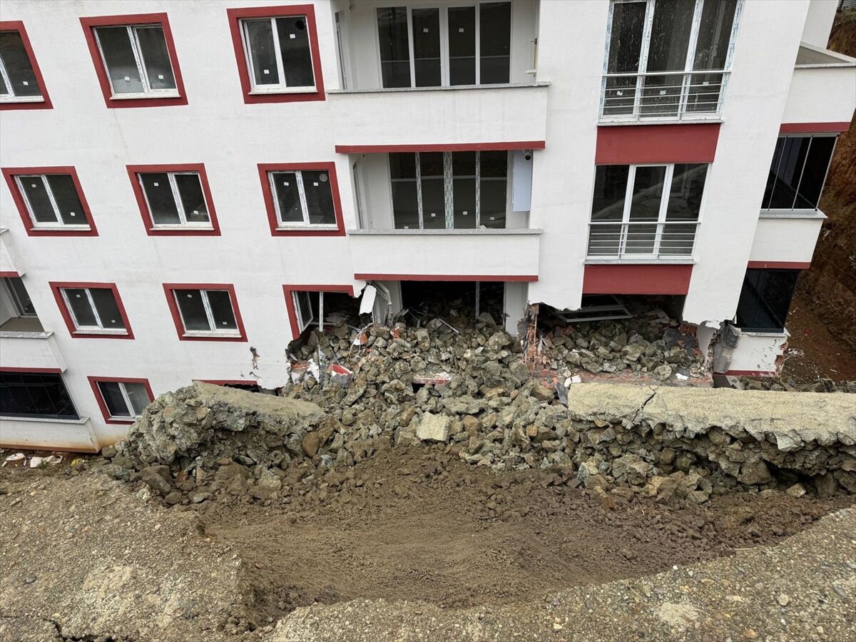 Trabzon'da Istinat Duvarı 9 Katlı Binaya Çöktü (5)