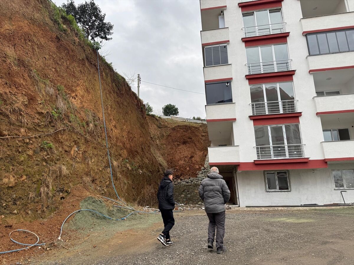 Trabzon'da Istinat Duvarı 9 Katlı Binaya Çöktü (6)