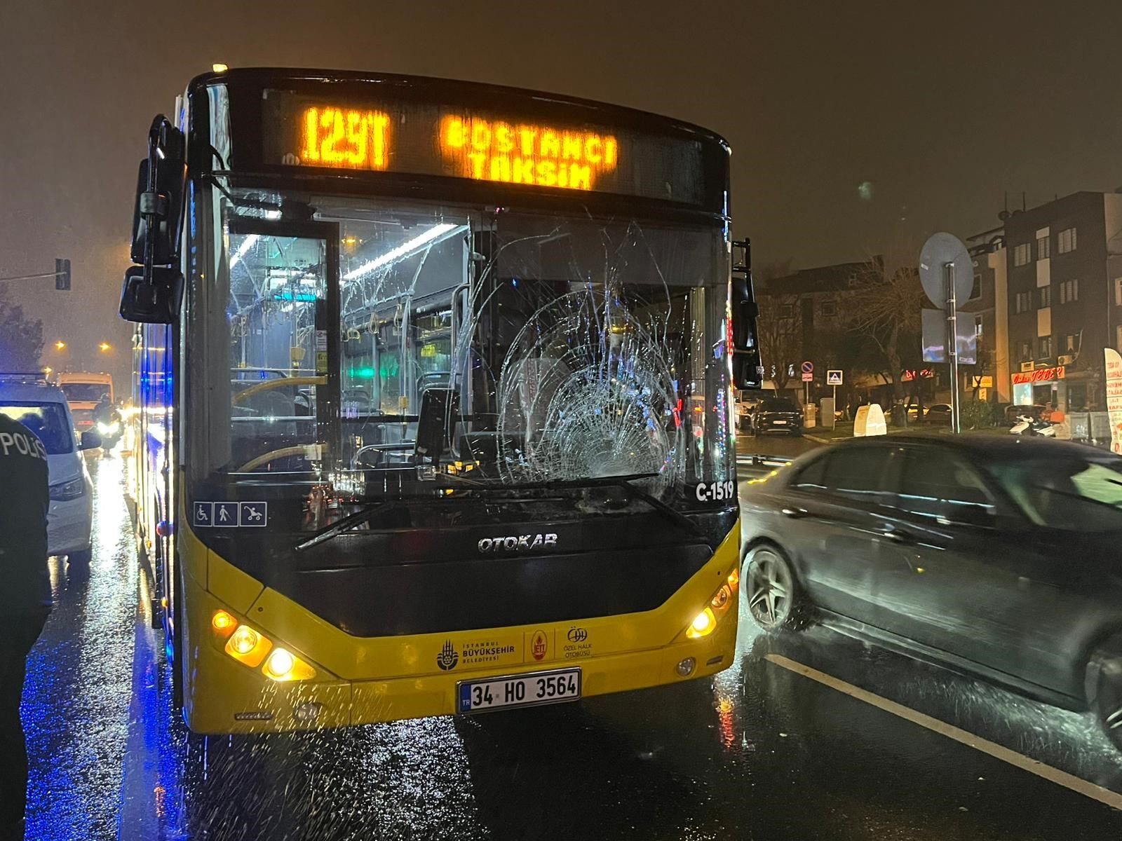 Uskudarda Kirmizi Isikta Gecen Yayaya Iett Otobusu Carpti 2