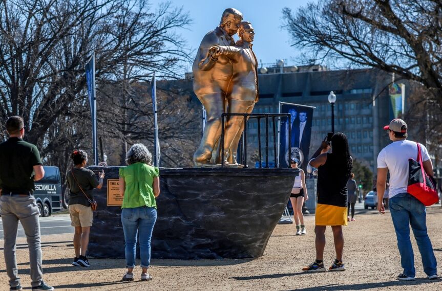 Washington'da Trump Ve Epstein'ın Titanik Pozu Heykel (2)