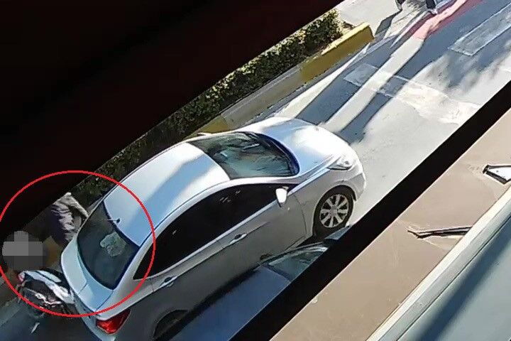 Yaya Geçidinde Yol Veren Otomobile Motosiklet Böyle Çarptı! (1)-1