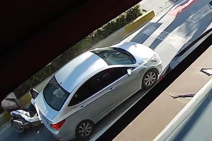 Yaya Geçidinde Yol Veren Otomobile Motosiklet Böyle Çarptı! (2)-1