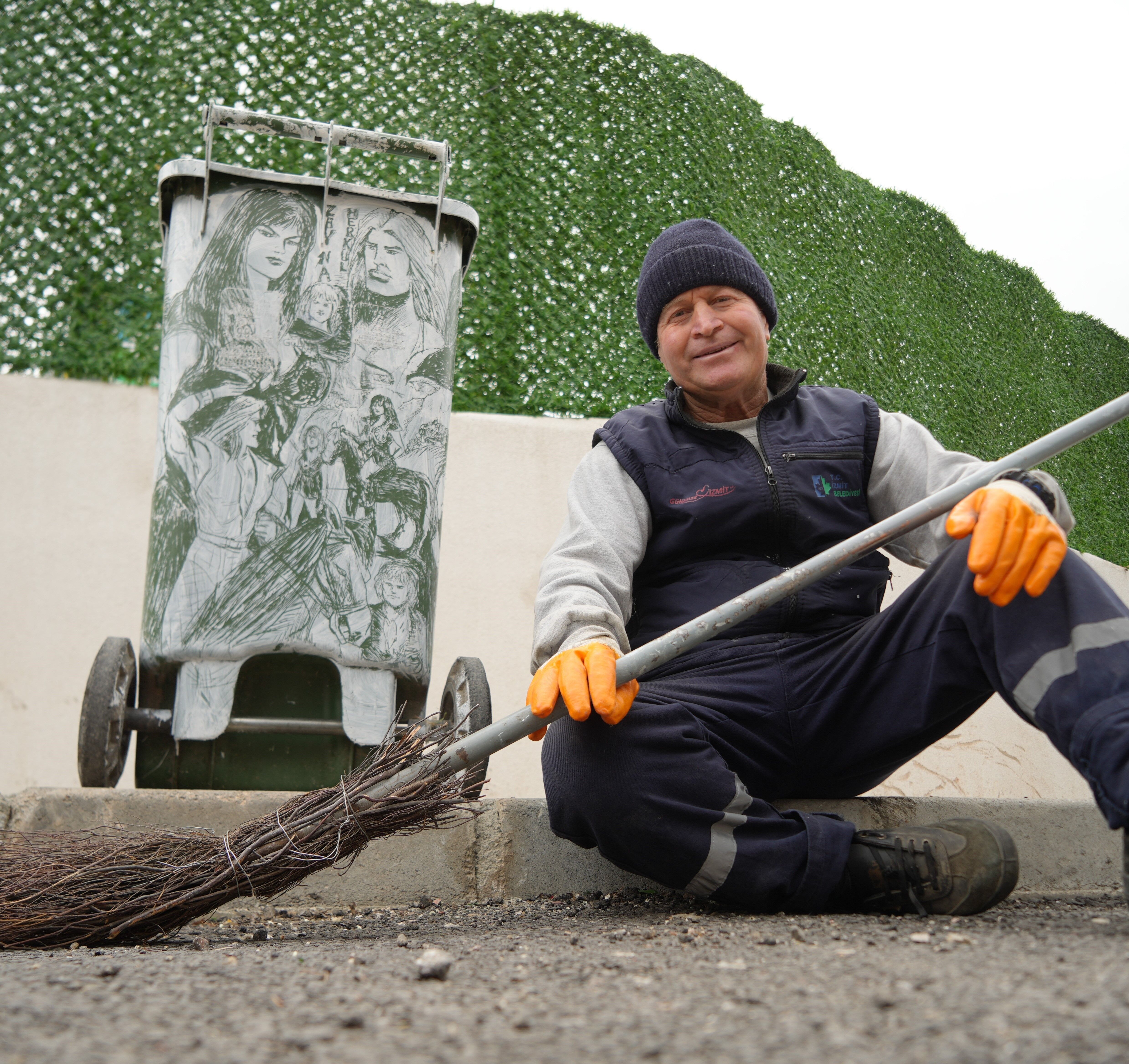 Yeteneği Yokluk Içinde Yeşerdi Çöpten Topladı Resim Yaptı! (2)