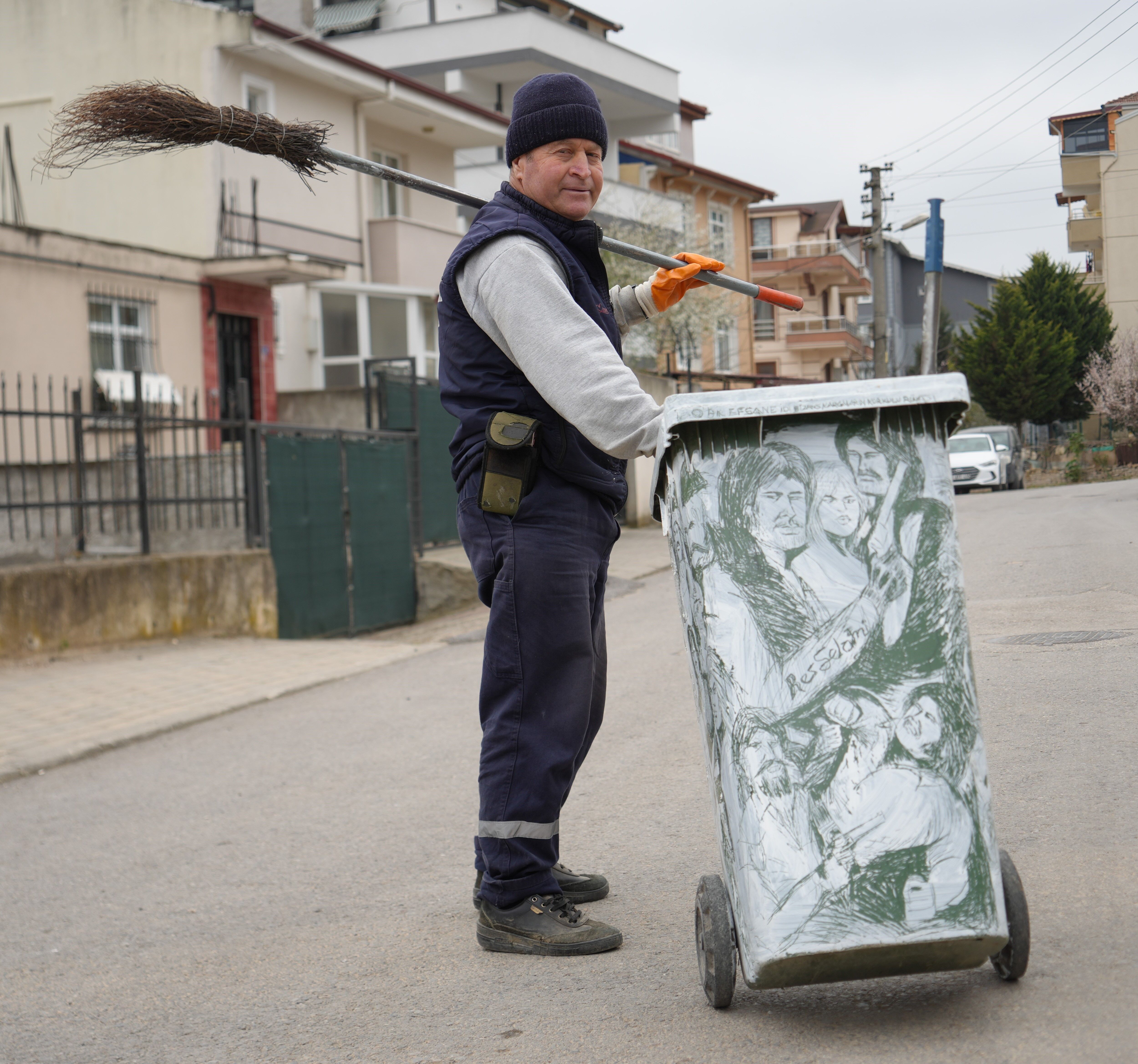Yeteneği Yokluk Içinde Yeşerdi Çöpten Topladı Resim Yaptı! (3)
