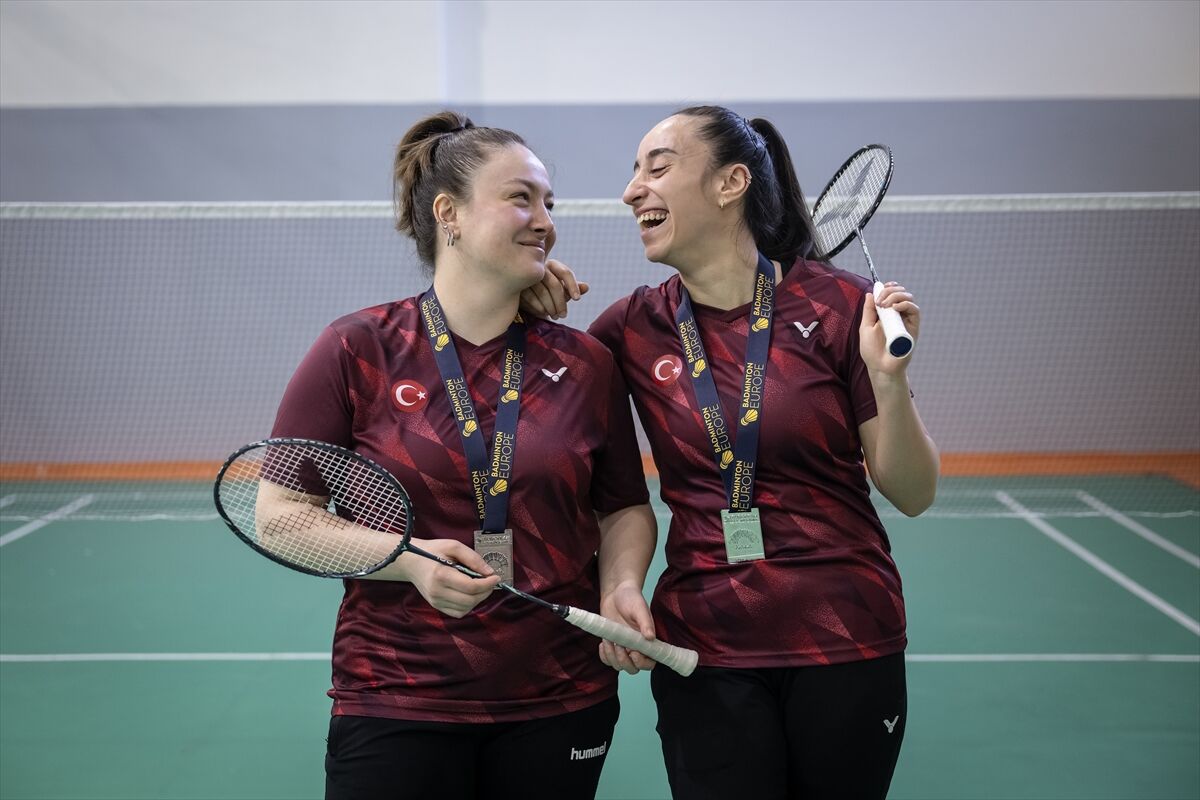 A A 20260415 41109934 41109929 T U R K B A D M I N T O N U N U N G U M U S K I Z L A R I