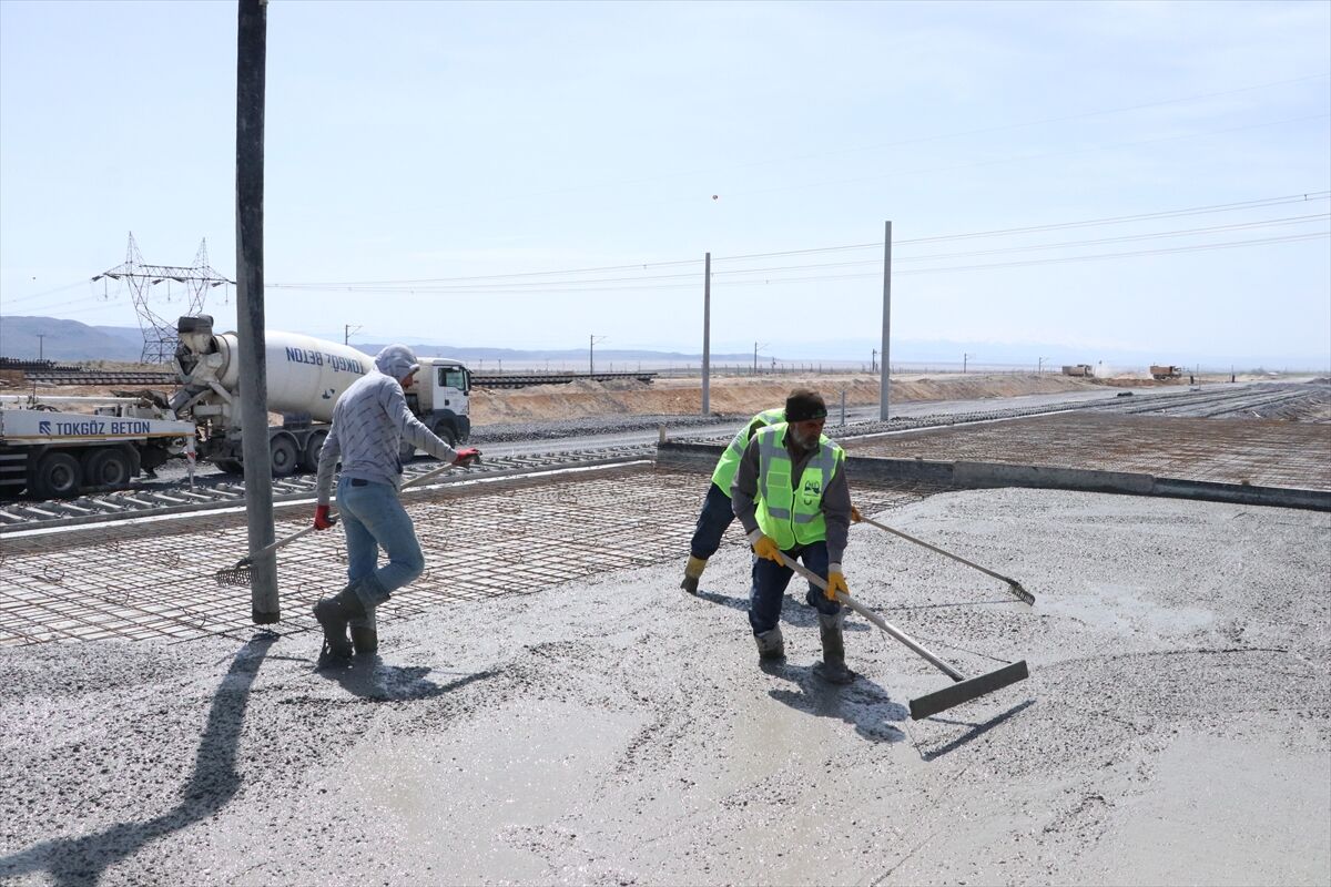 A A 20260419 41150244 41150242 S A N A Y I C I N I N I H R A C A T I N I K O L A Y L A S T I R A C A K D E M I R Y O L U L O J I S T I K M E R K E Z I N I N Y U Z D E 70 I T A M A M L A N D I