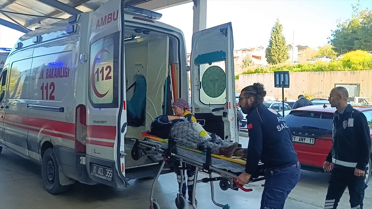Adana'da Işçi Minibüsü Devrildi 17 Yaralı (1)-1
