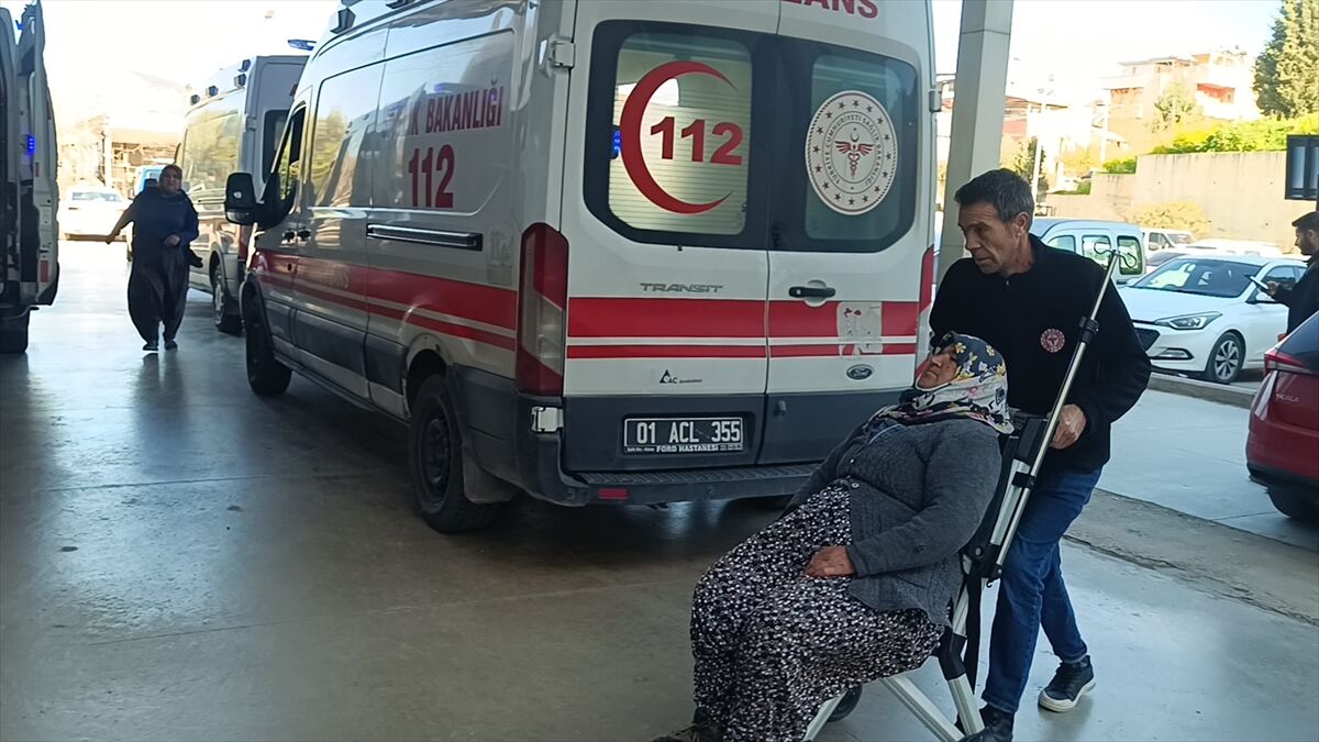 Adana'da Işçi Minibüsü Devrildi 17 Yaralı (2)