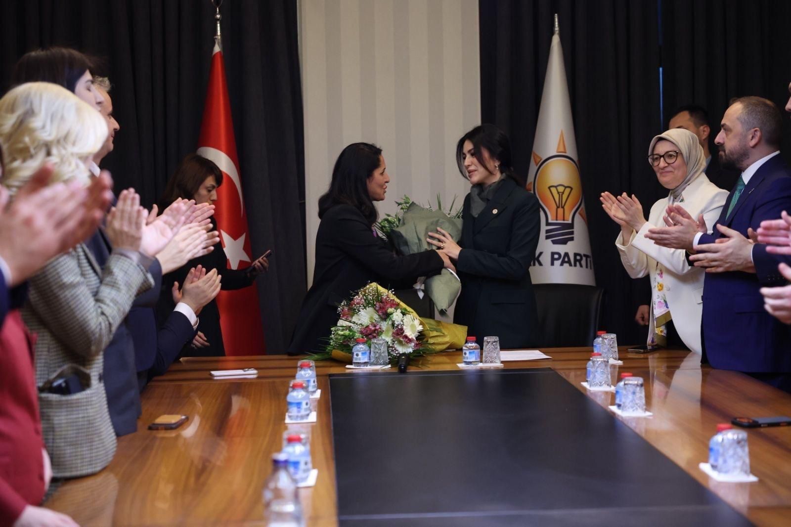 Ak Partide Devir Teslim Nilhan Ayan Goreve Basladi (2)