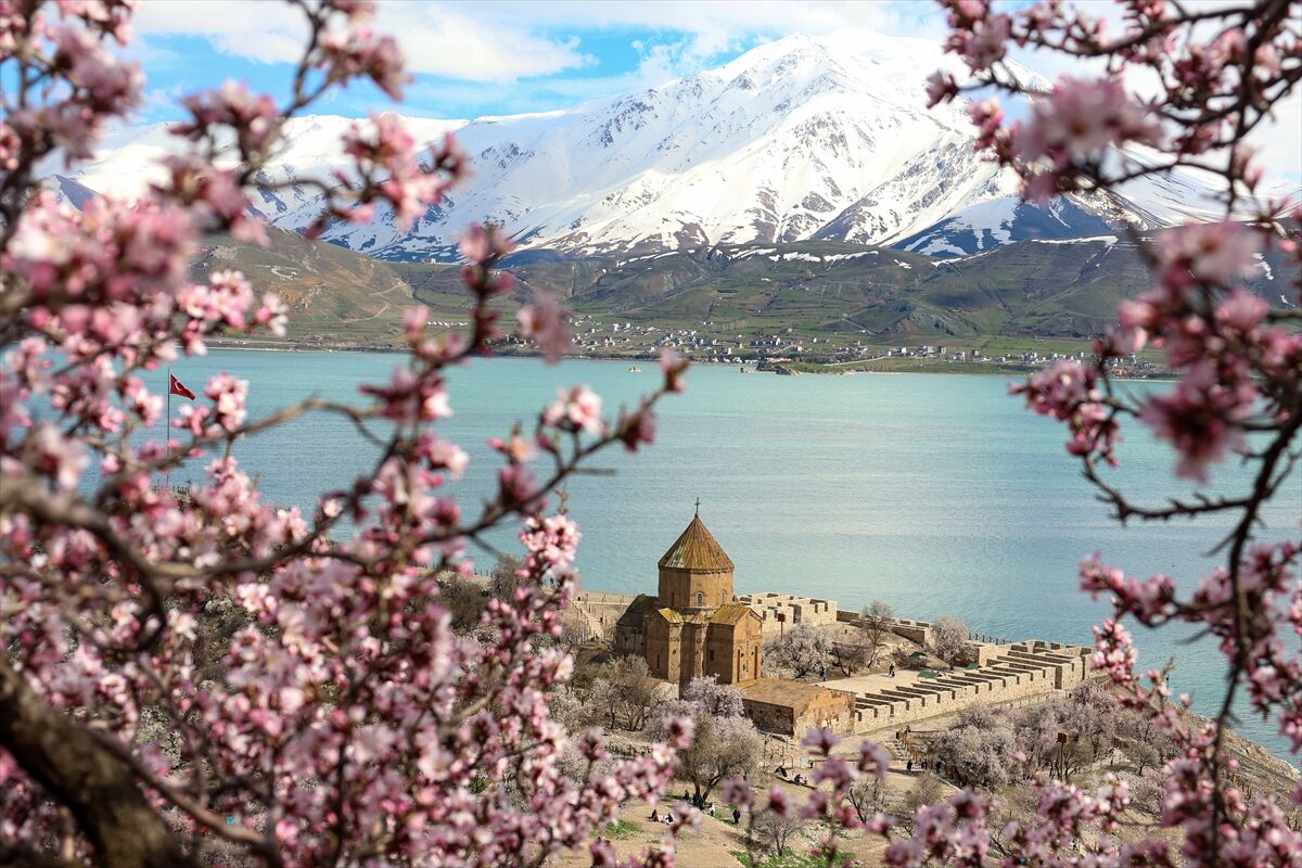 Akdamar Adası Bahar Renklerine Büründü (2)