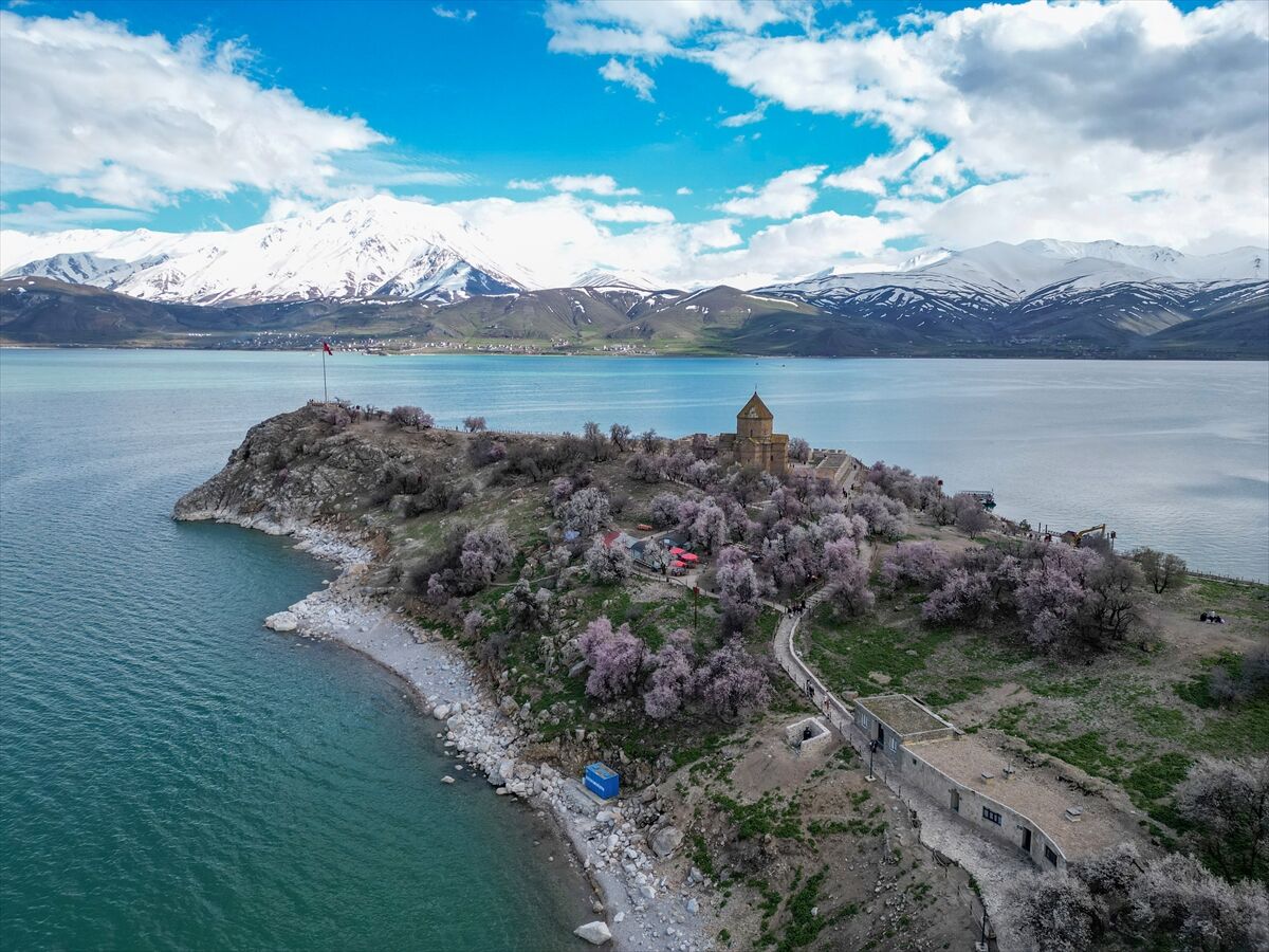 Akdamar Adası Bahar Renklerine Büründü (4)