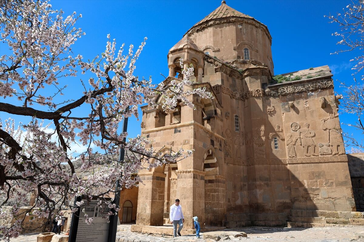 Akdamar Adası Bahar Renklerine Büründü (5)