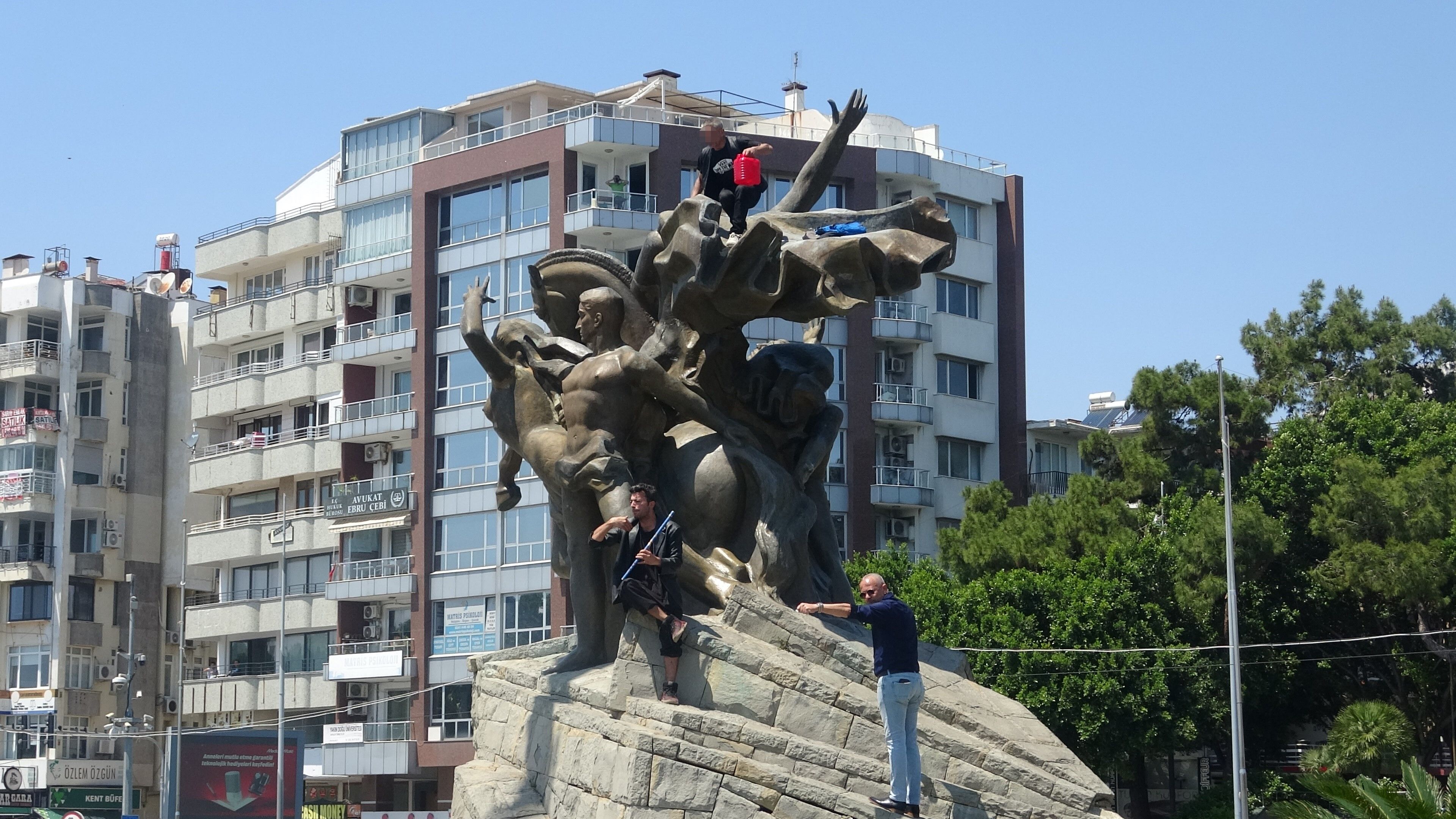 Anitin Tepesinde Kulaklık Takip Dans Etti Yanina Kimseyi Yaklastirmadi 3