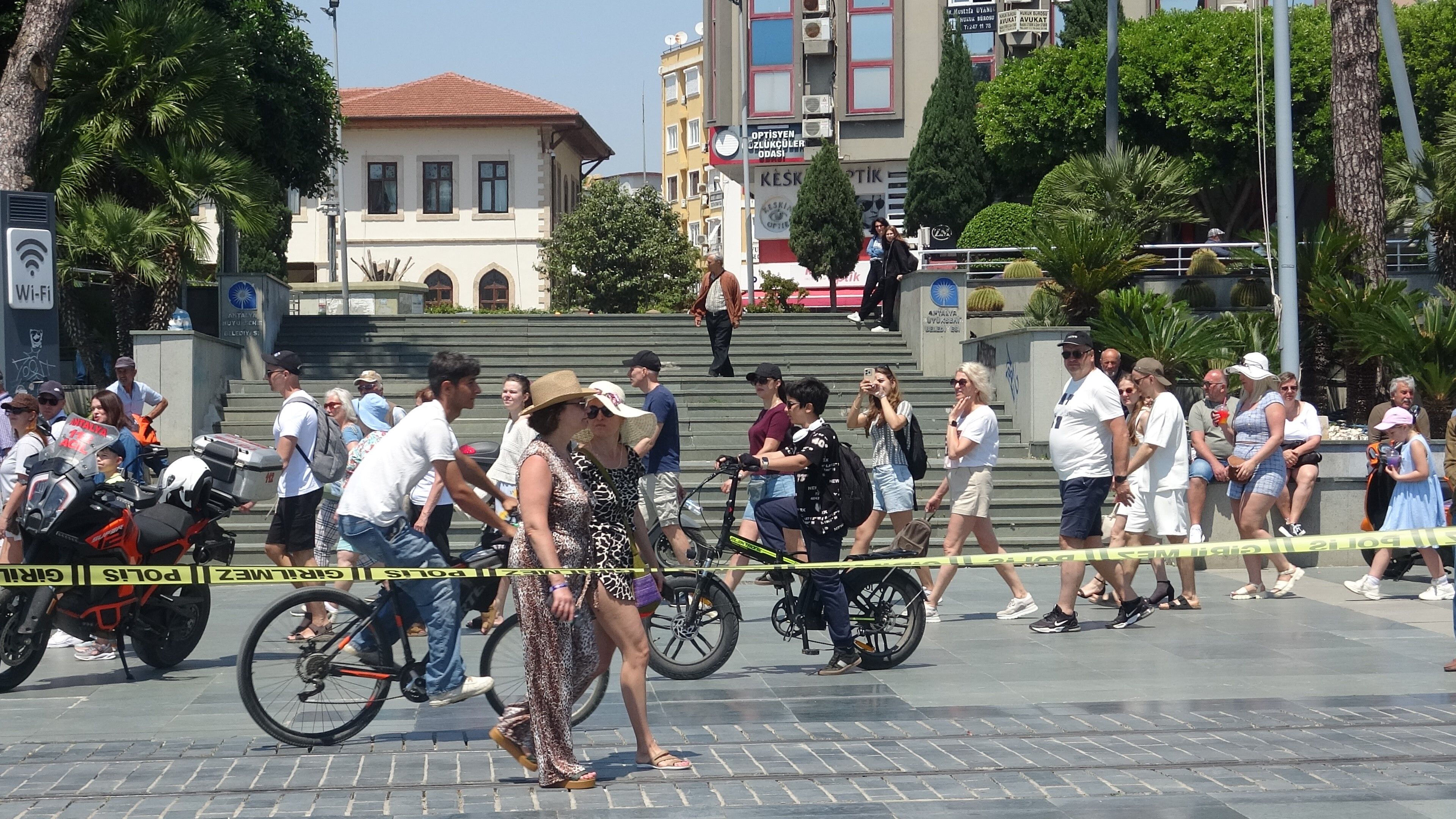 Anitin Tepesinde Kulaklık Takip Dans Etti Yanina Kimseyi Yaklastirmadi 8
