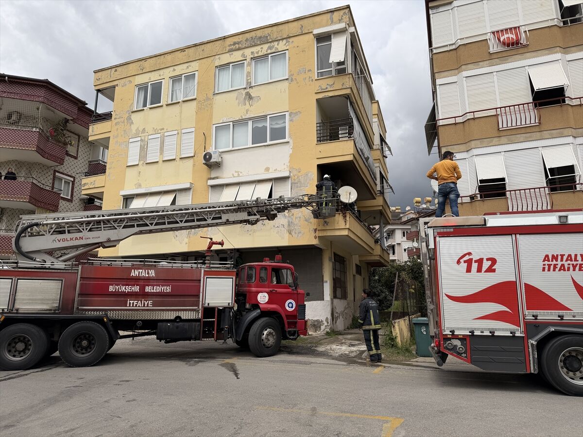 Antalya Alanya'da Korkutan Apartman Yangını (1)