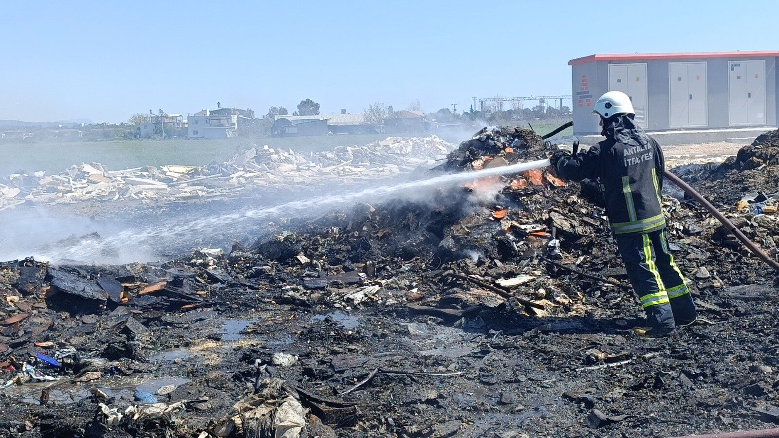 Antalya'da Korkutan Çöp Yangını Esnaf Isyan Etti (1)