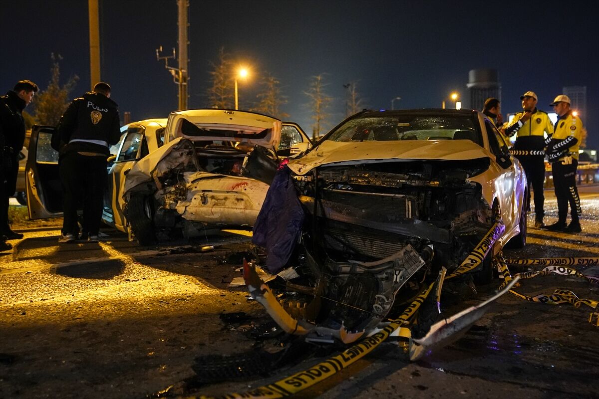 Ataşehir D 100'De Feci Kaza Emniyet Şeridinde Can Verdi (2)