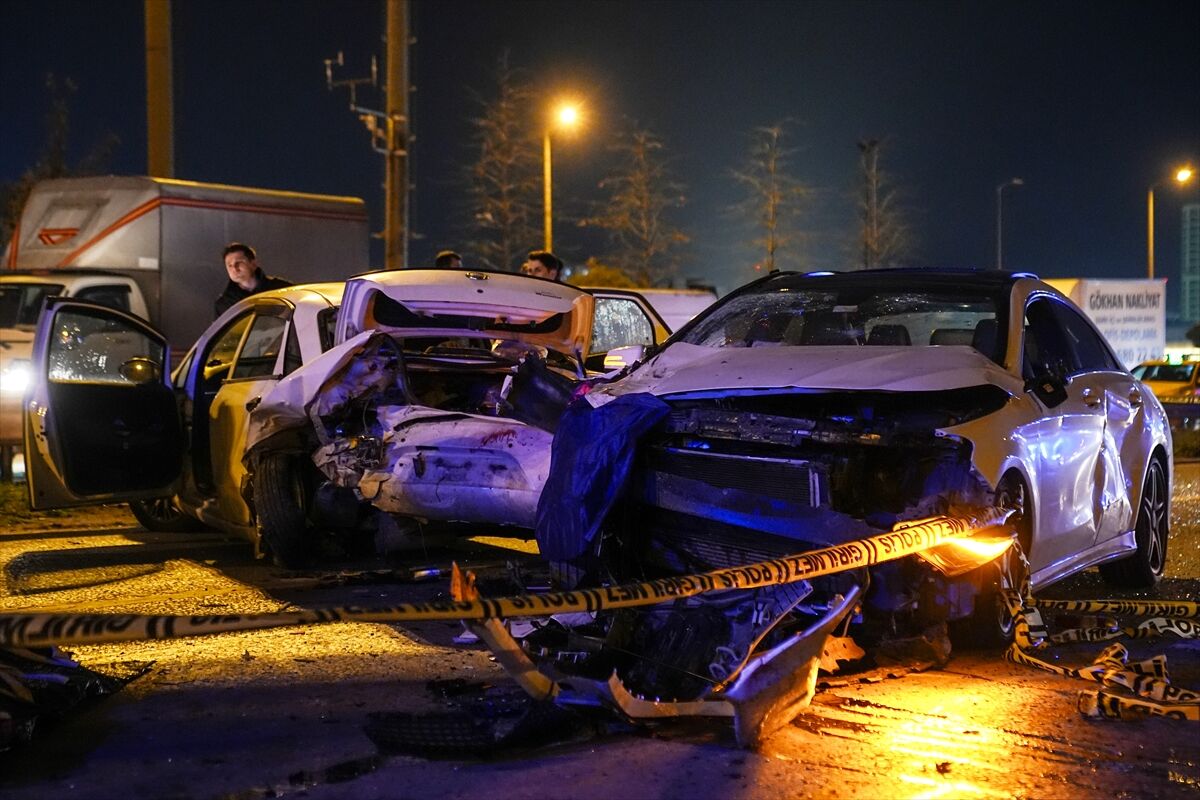 Ataşehir D 100'De Feci Kaza Emniyet Şeridinde Can Verdi (5)