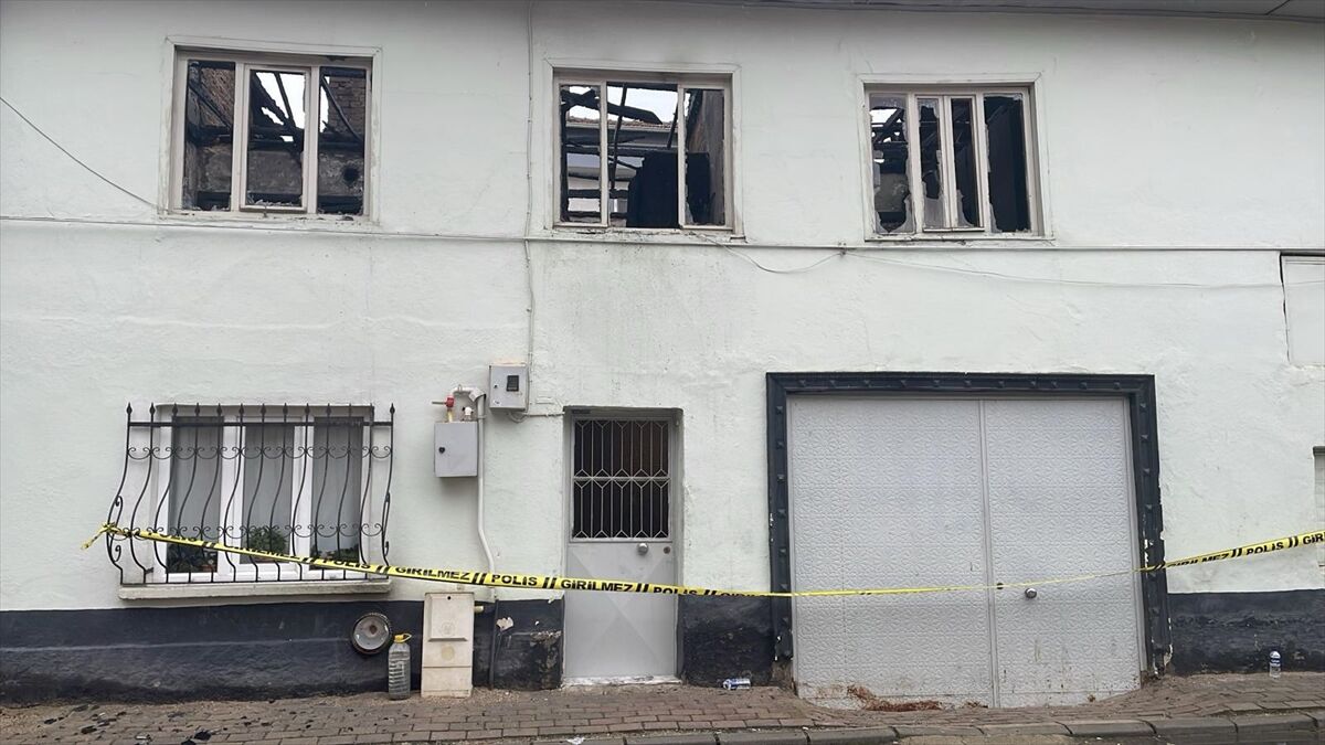 Bursa'da Feci Ev Yangını 1 Ölü, 1 Yaralı (1)