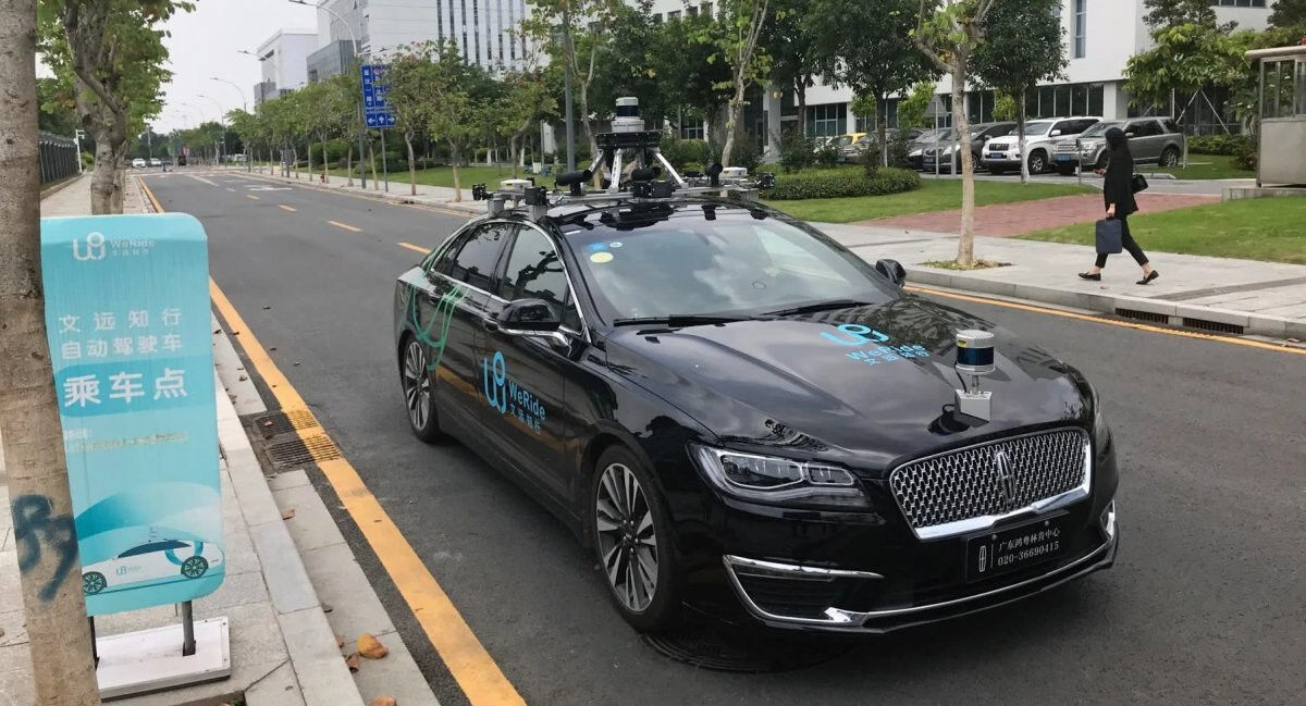 Çin'de Sürücüsüz Taksi Krizi Araçlar Yolda Kaldı (2)