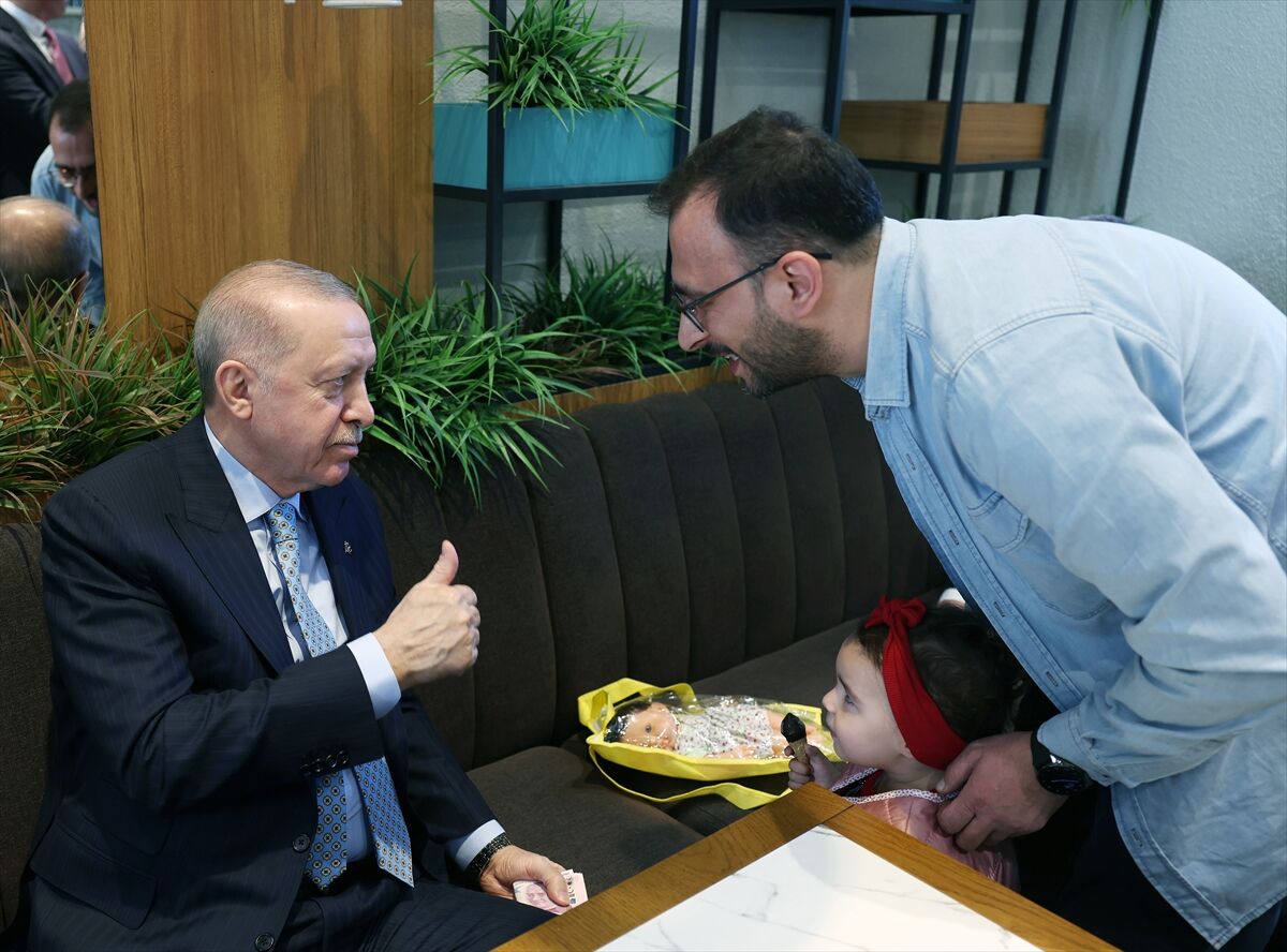 Cumhurbaşkanı Erdoğan'dan Beyoğlu'nda Sürpriz Kafe Ziyareti (1)