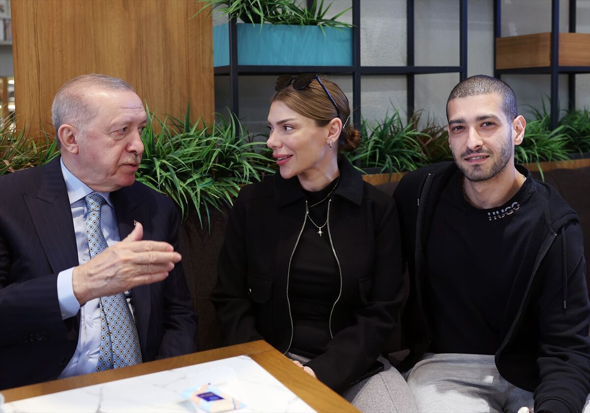 Cumhurbaşkanı Erdoğan'dan Beyoğlu'nda Sürpriz Kafe Ziyareti (3)