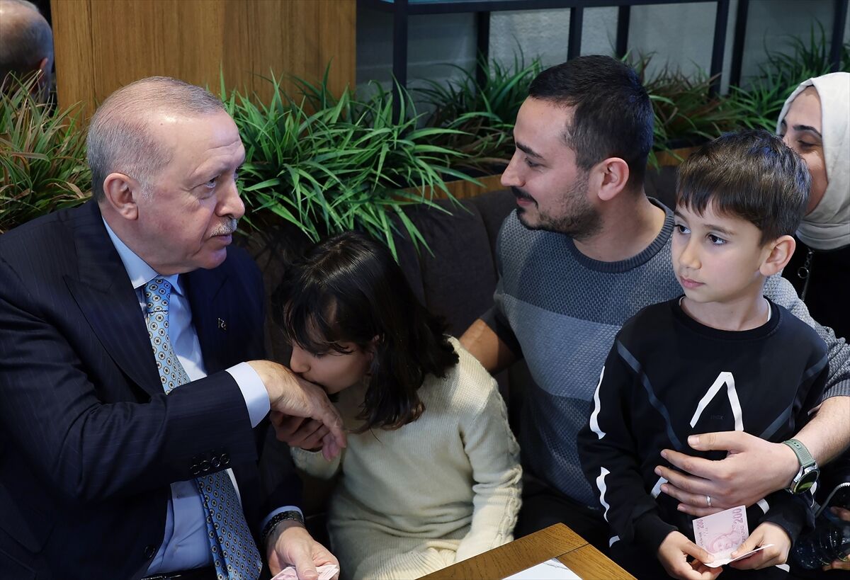 Cumhurbaşkanı Erdoğan'dan Beyoğlu'nda sürpriz kafe ziyareti