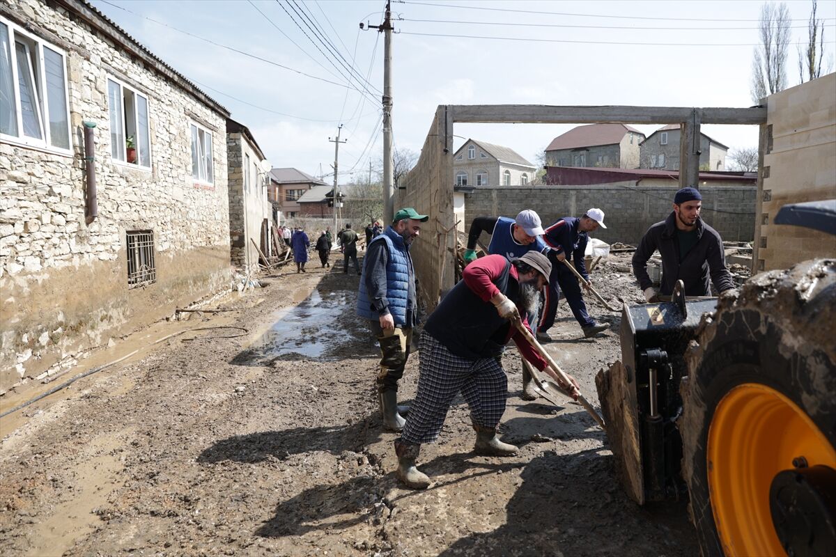 Dağıstan'da Sel Felaketi 6 Ölü, Binlerce Ev Sular Altında (1)
