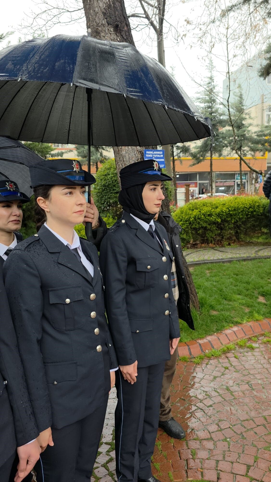 Diyarbakır'da Vatandaş Yağmurda Şemsiyesini Polise Tuttu