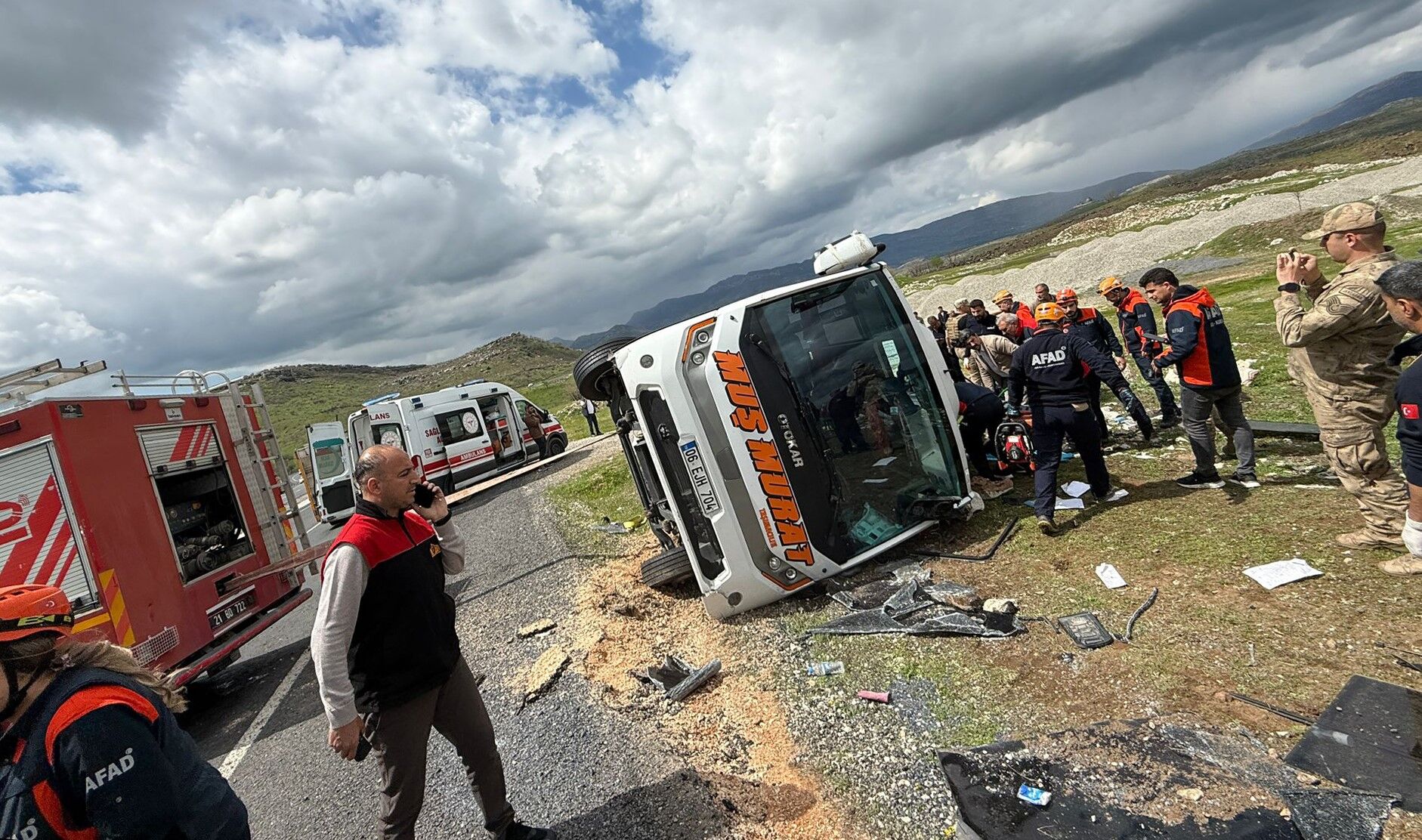 Diyarbakirda Yolcu Otobusu Devrildi 1