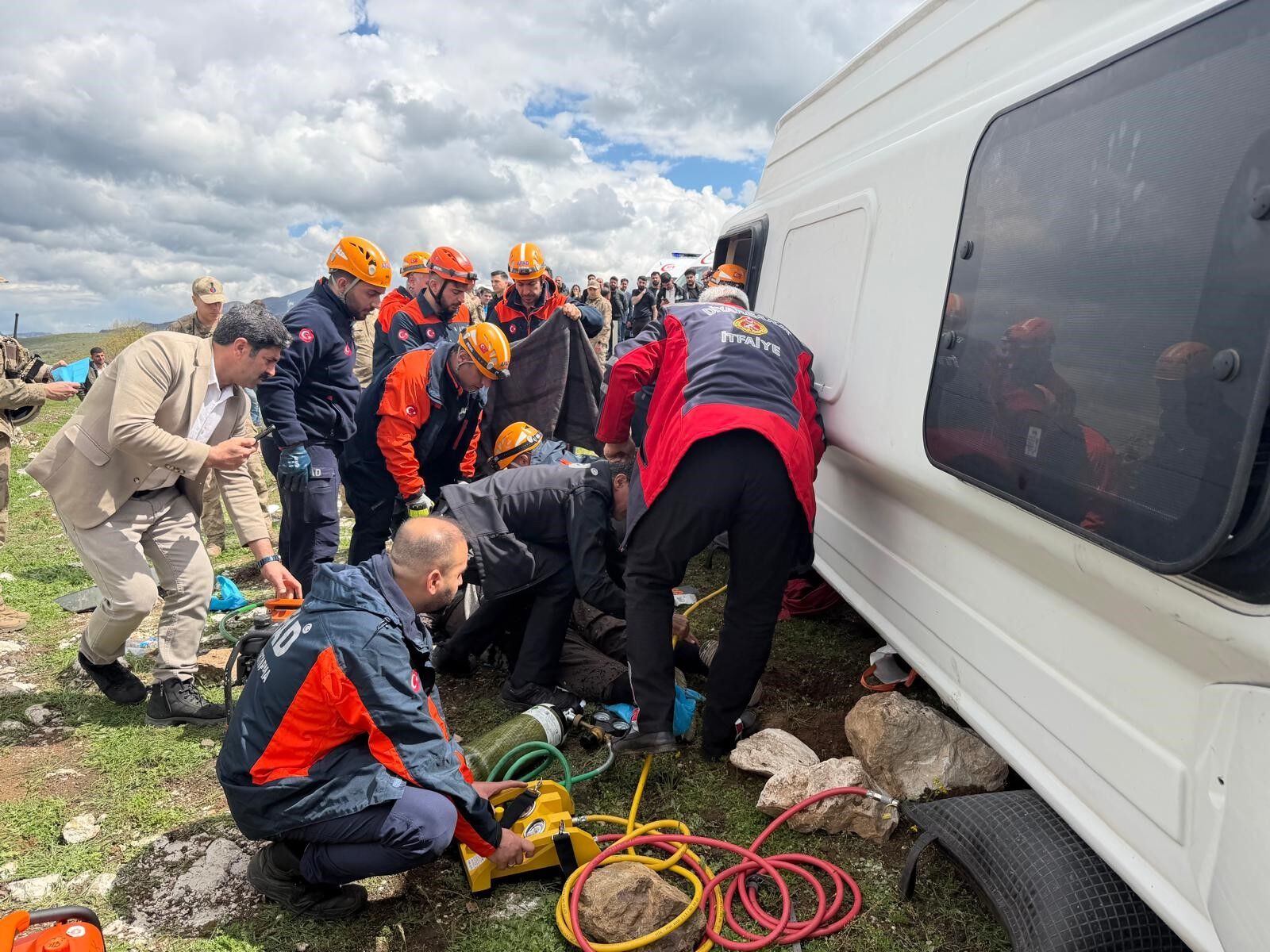 Diyarbakirda Yolcu Otobusu Devrildi 3