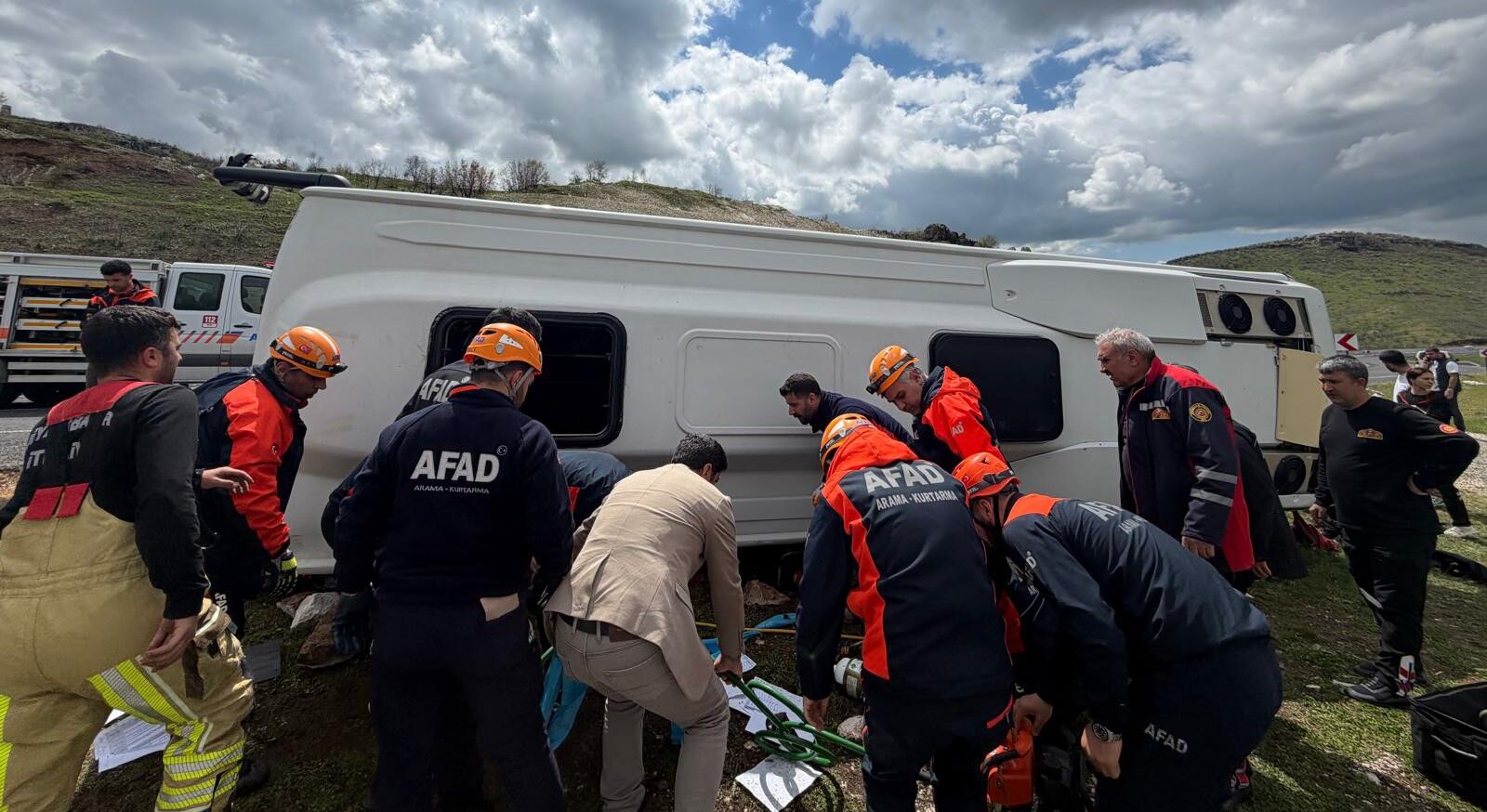 Diyarbakirda Yolcu Otobusu Devrildi 4
