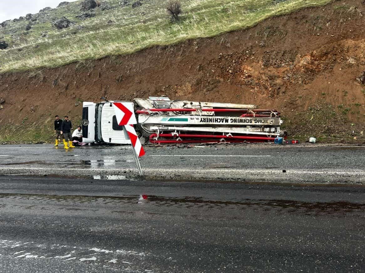 Elazığ'da Beton Pompası Devrildi 1 Yaralı