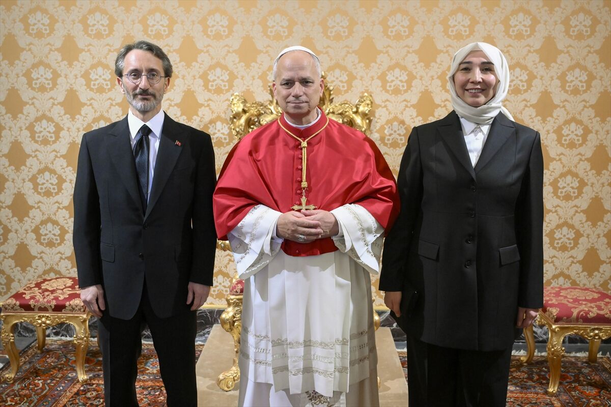 Fahrettin Altun Vatikan'da Papa'ya Güven Mektubu Sundu (6)