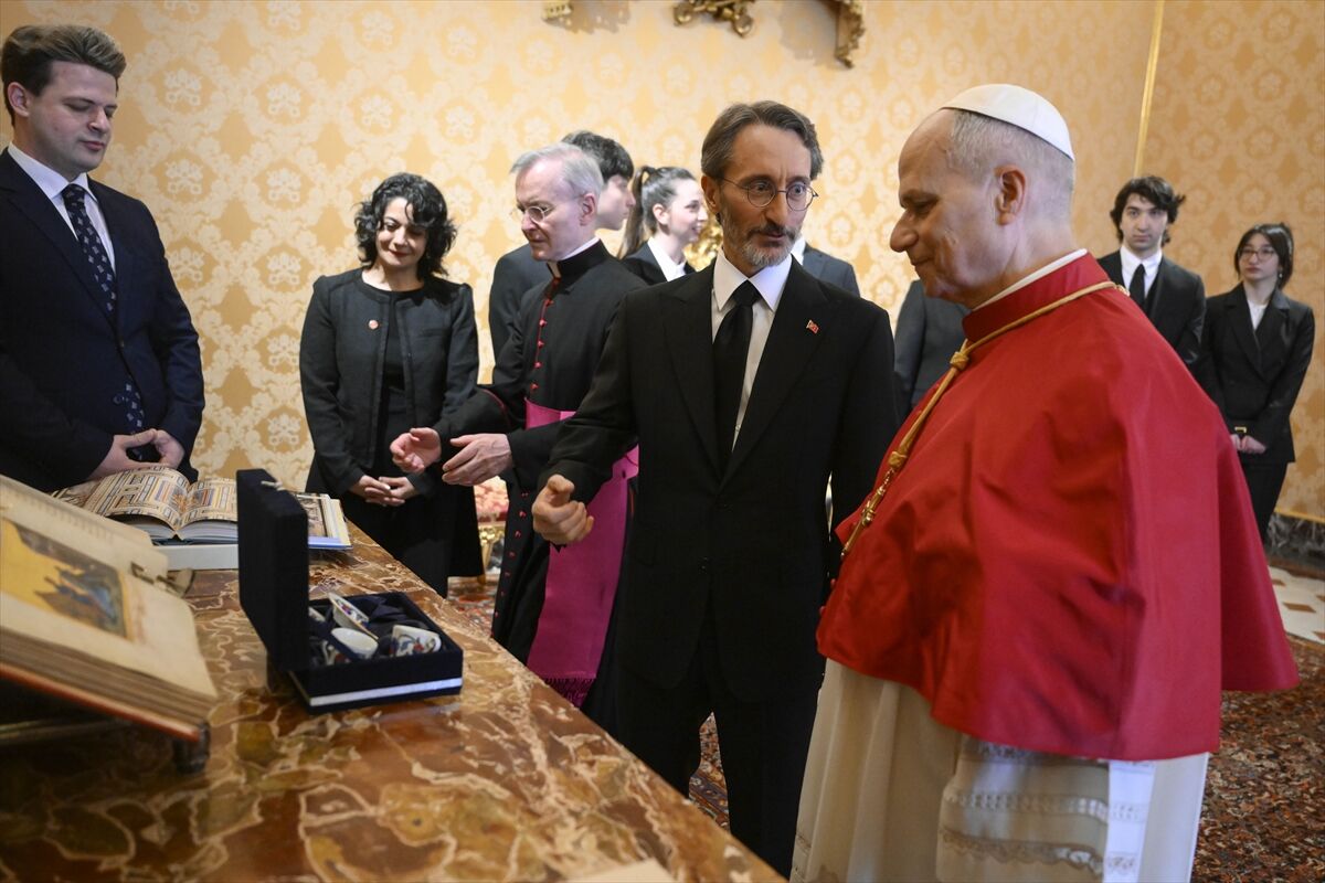 Fahrettin Altun Vatikan'da Papa'ya Güven Mektubu Sundu (9)
