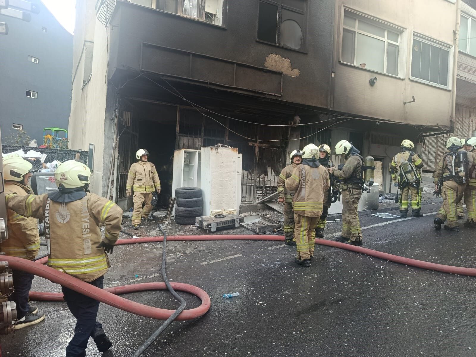 Gaziosmanpaşa'da Hurdacı Yangını Mahallede Büyük Panik (2)