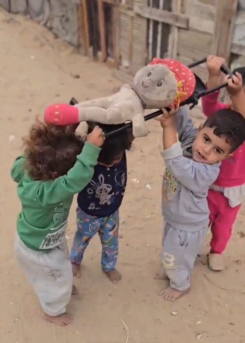 Gazze'de Yürekleri Dağlayan Görüntü Cenaze Oyunu