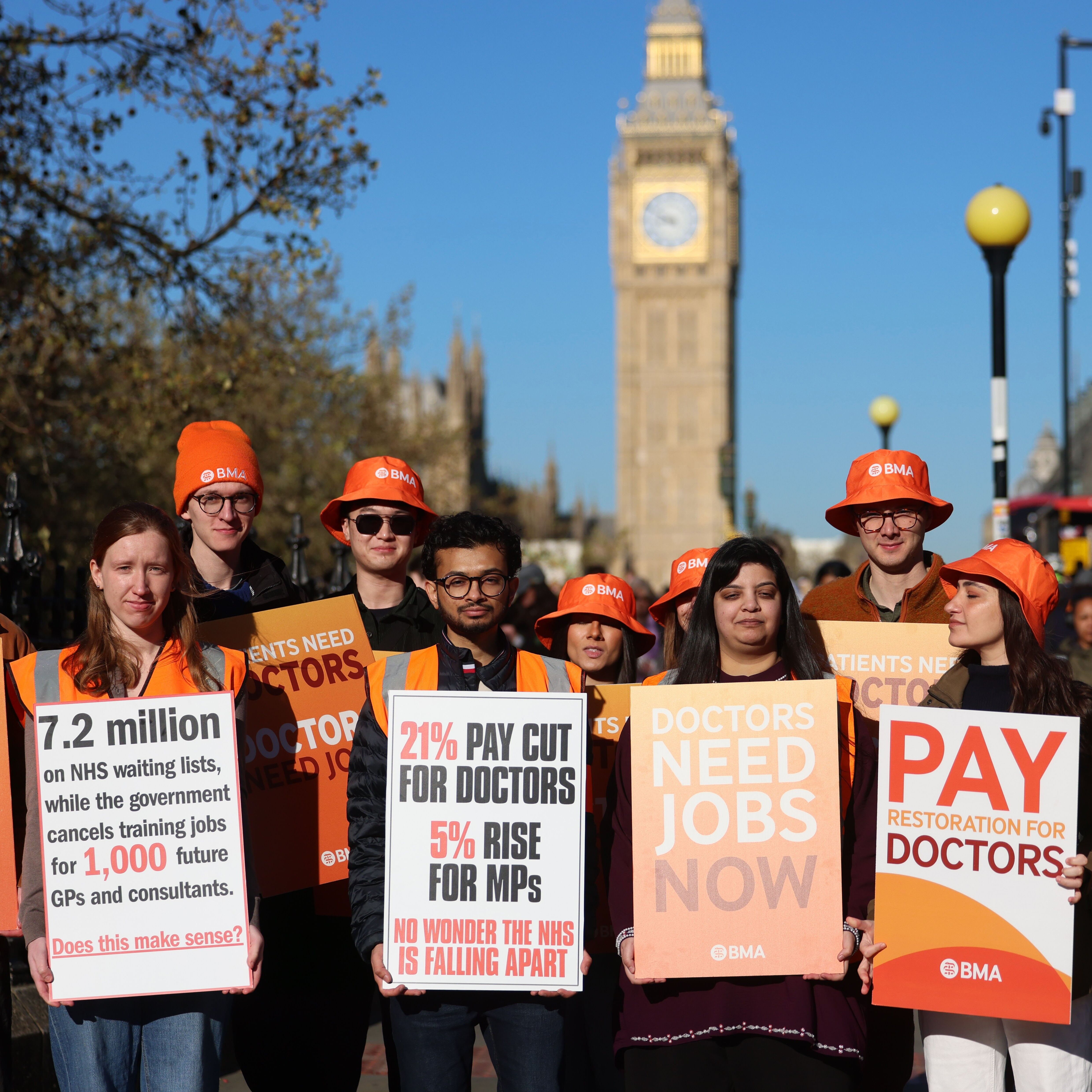 İngiltere'de Sağlık Sistemi Kilitlendi Doktorlardan 6 Günlük Grev (3)