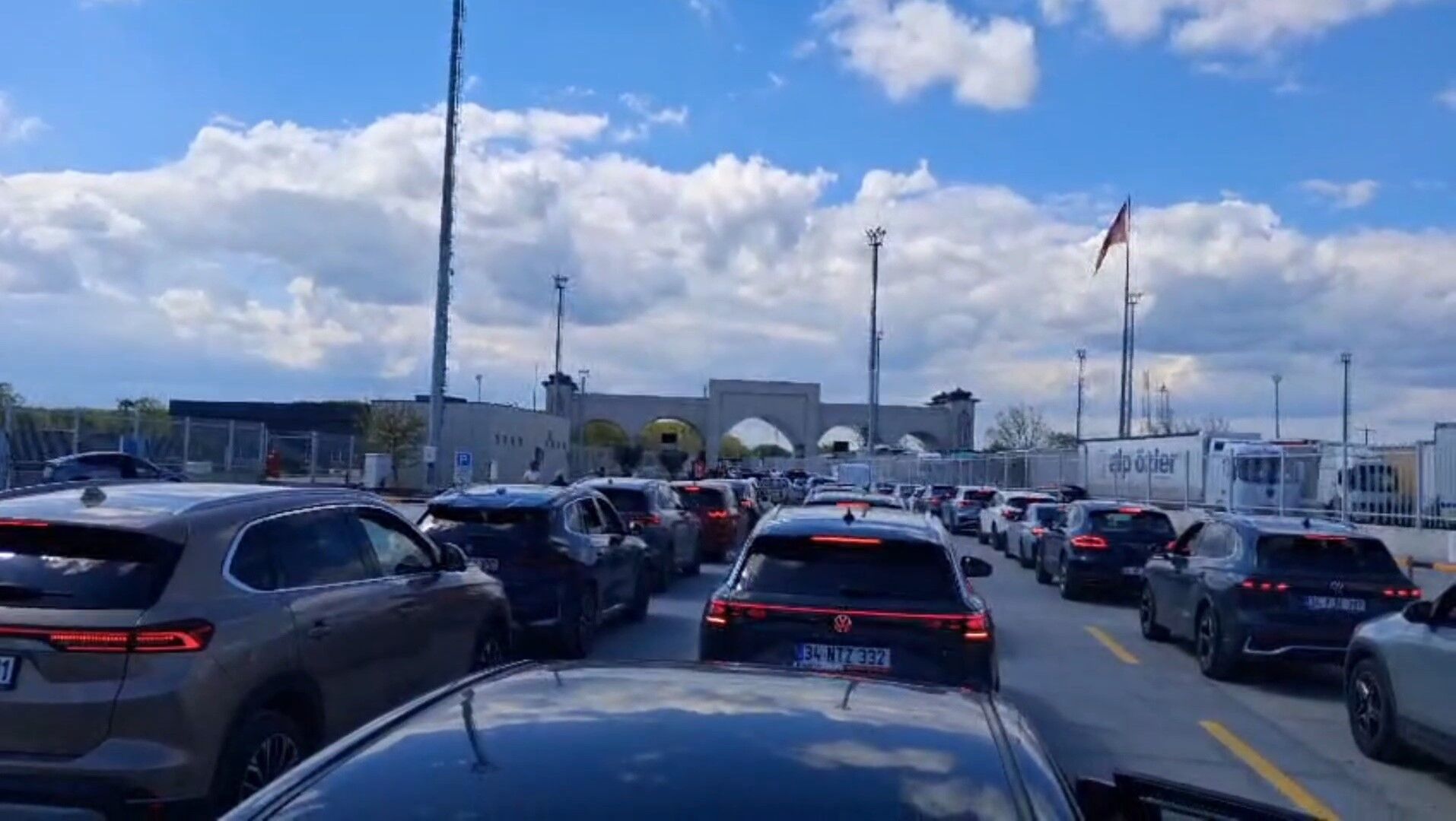 İpsala'da 23 Nisan Çilesi Yunanistan Sınırında Kilometrelerce Kuyruk (2)