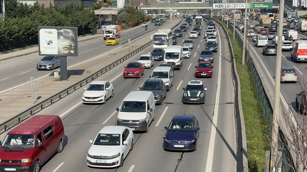 İstanbul Trafik Durumu Megakentte Yollar Kitlendi (1)