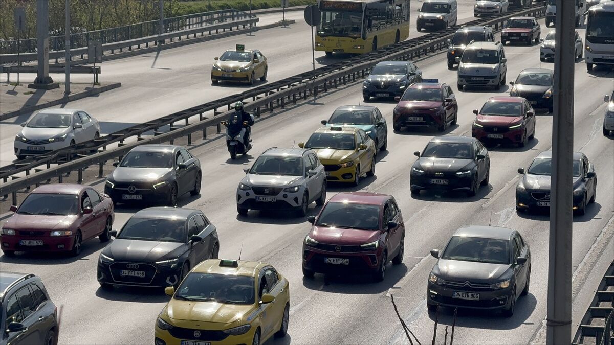 İstanbul Trafik Durumu Megakentte Yollar Kitlendi (2)
