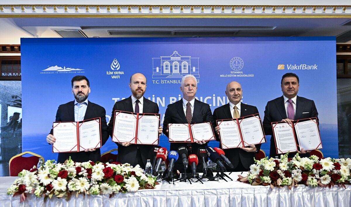 İstanbul Valisi Davut Gül'den Dev Eğitim Hamlesi 20 Bin Öğrenciye Tarihi Yolculuk! (3)