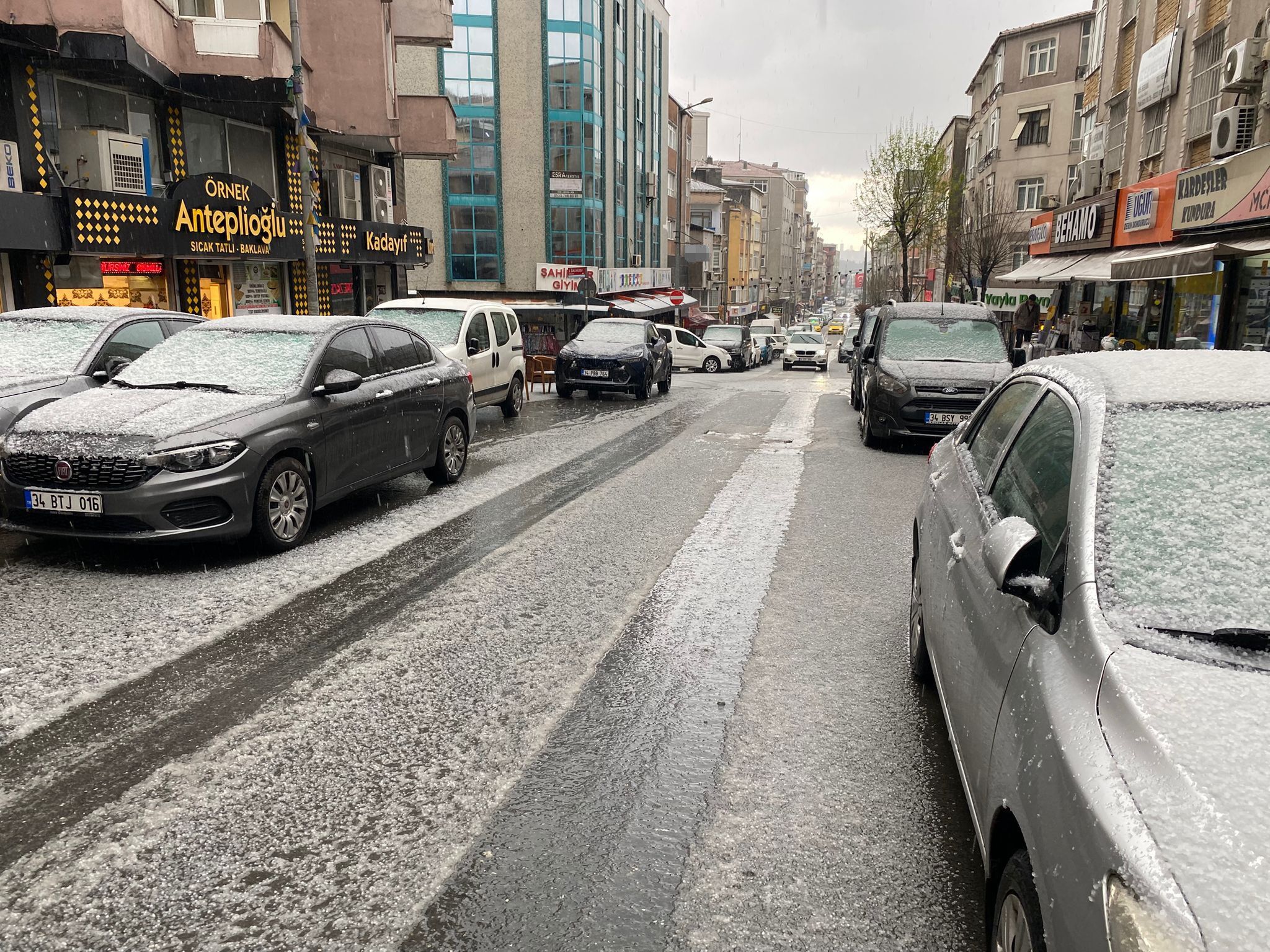 İstanbul'da Nisan Ayında Dolu Sürprizi Dakikalar Içinde Her Yer Beyaz Büründü-1