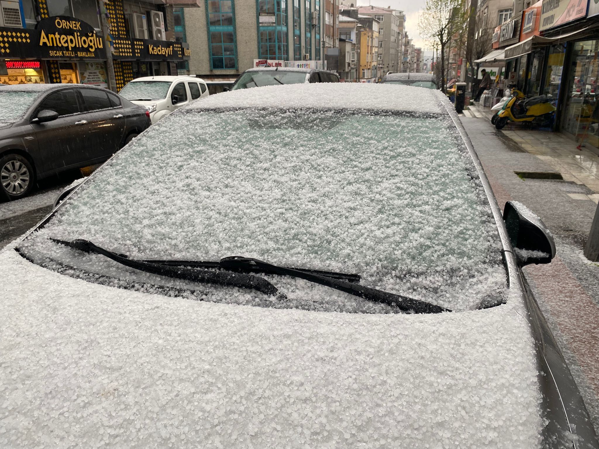 İstanbul'da Nisan Ayında Dolu Sürprizi Dakikalar Içinde Her Yer Beyaz Büründü (2)