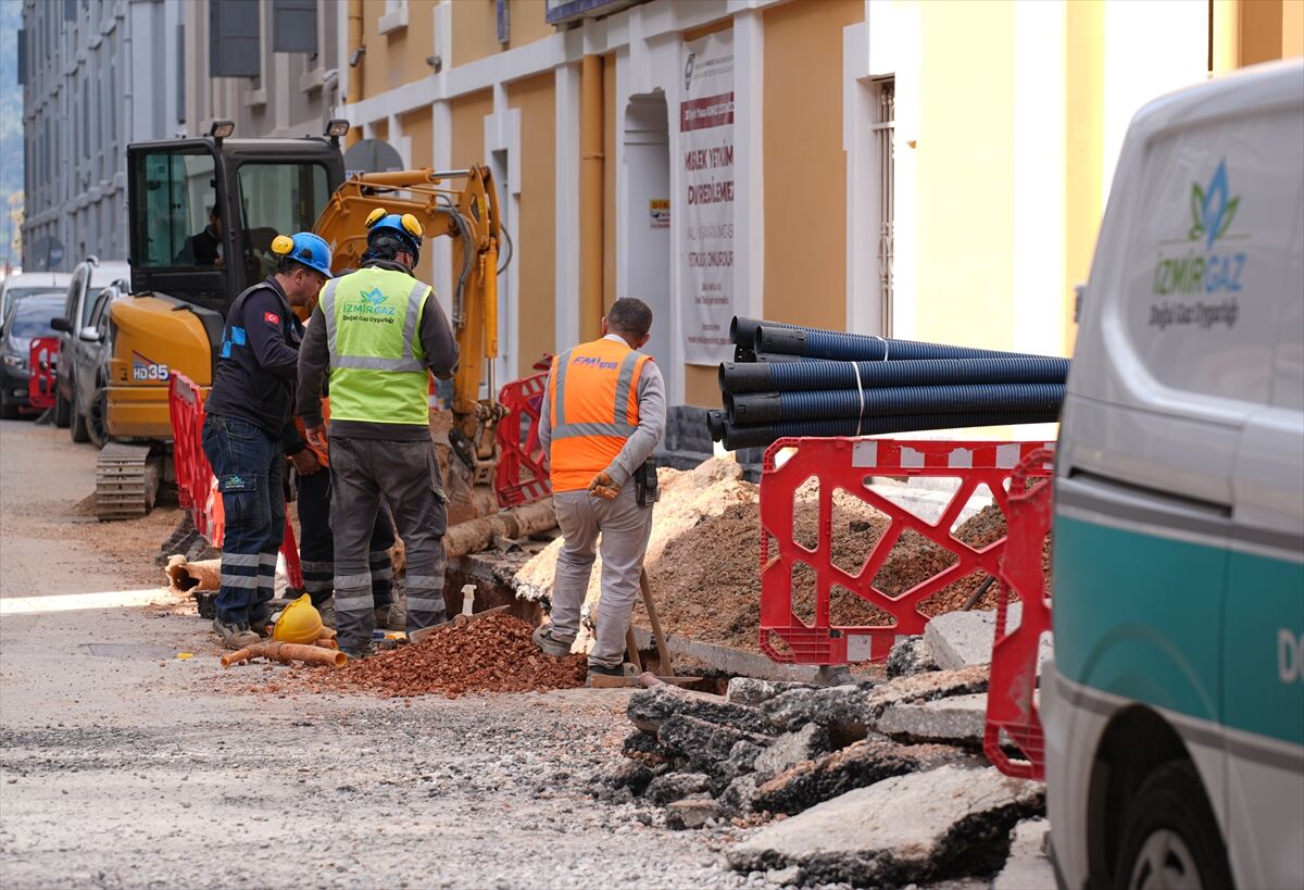 İzmir'de Bitmeyen Altyapı Çilesi Esnafın Sabrı Taşıyor (2)