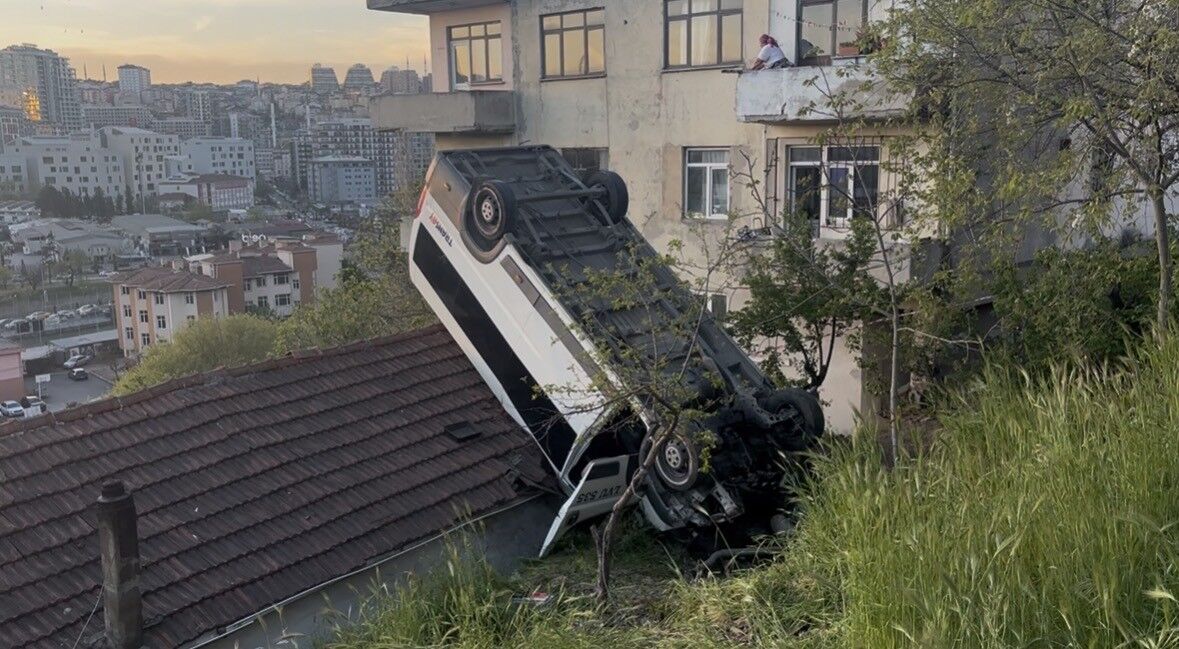 Kagithanede Servis Araci Gecekondunun Catisina Uctu 4