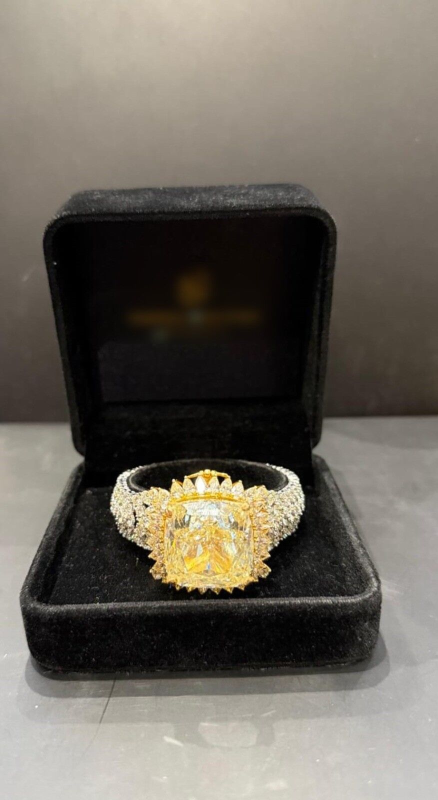 Kapalicarsida Ulkenin En Degerli Kacak Tasi Ele Gecirildi 1