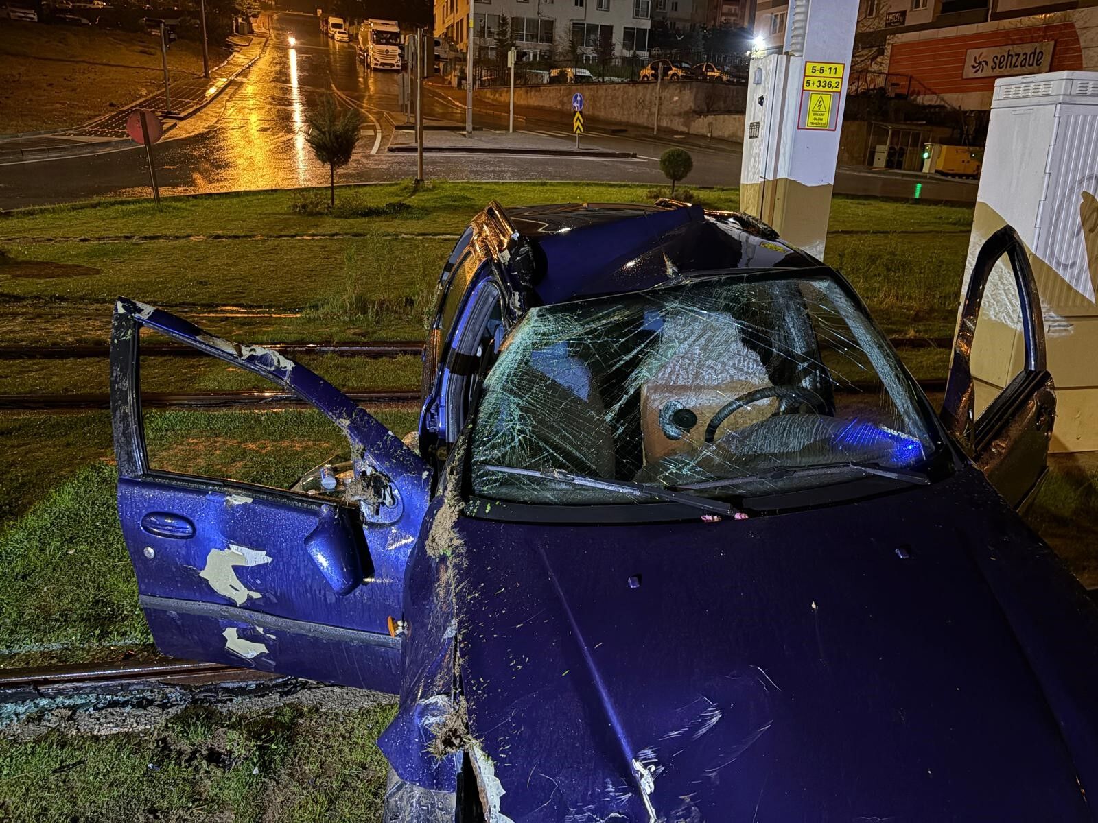 Kayseri'de Yağış Kazası Otomobil Tramvay Yoluna Daldı (3)